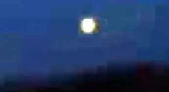 Bright unidentified flying object hovering in the sky above Omaha, Nebraska 18-May-2013