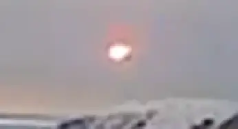 Bright UFO light descends upon Akureyri in Iceland 29-Sep-2013
