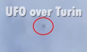 Daytime UFO flying above Turin, Italy 25-Apr-2016 • Latest UFO Sightings