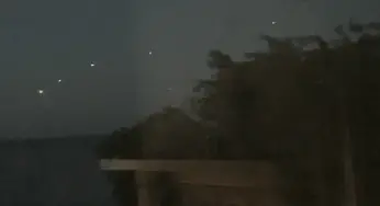 Illinois: 5 floating orbs over Lake Michigan 27-Sep-2016