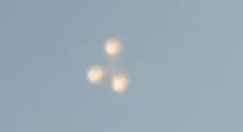 Triangle-shaped UFO filmed over Israel, 2017