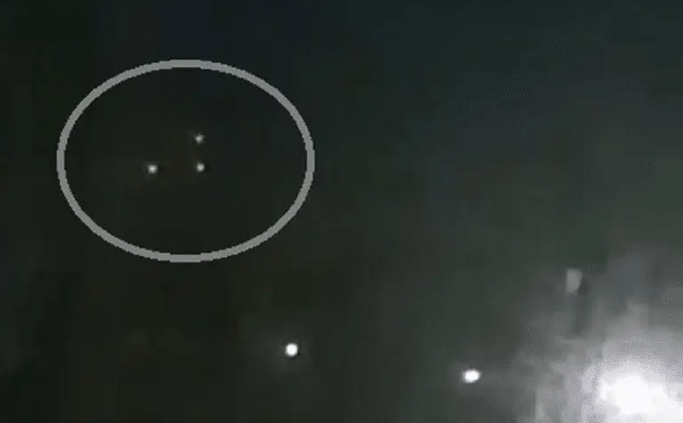 Grimsby Witness Puzzles With What Appears to be UFO With Three Lights ...