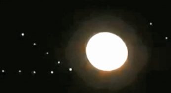 New York UFO sighting: 11 ORBs make pattern next to the Moon